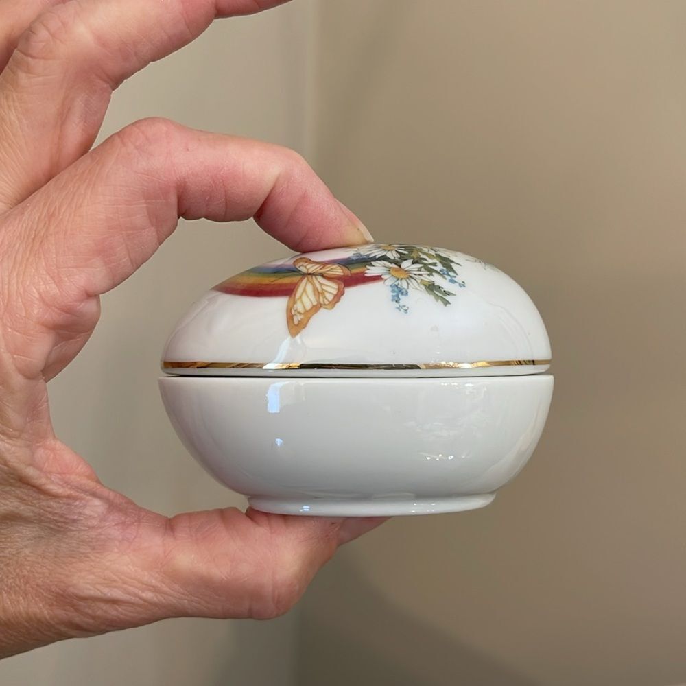 1980 Designers Collection Butterfly & Rainbow Design Egg-Shaped Trinket Box - Picture 12 of 16